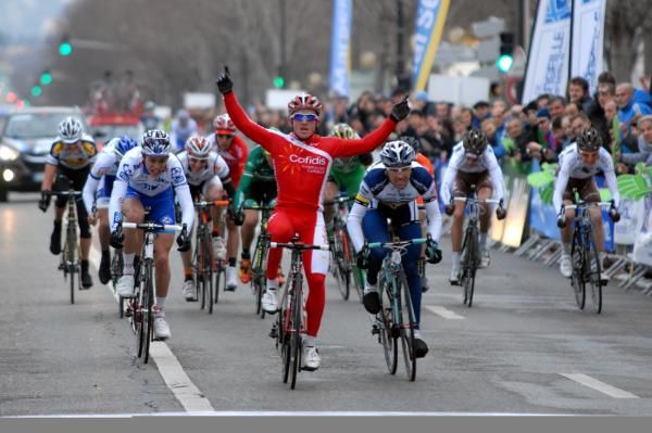 Dumoulin takes out the GP de la Marseillaise.