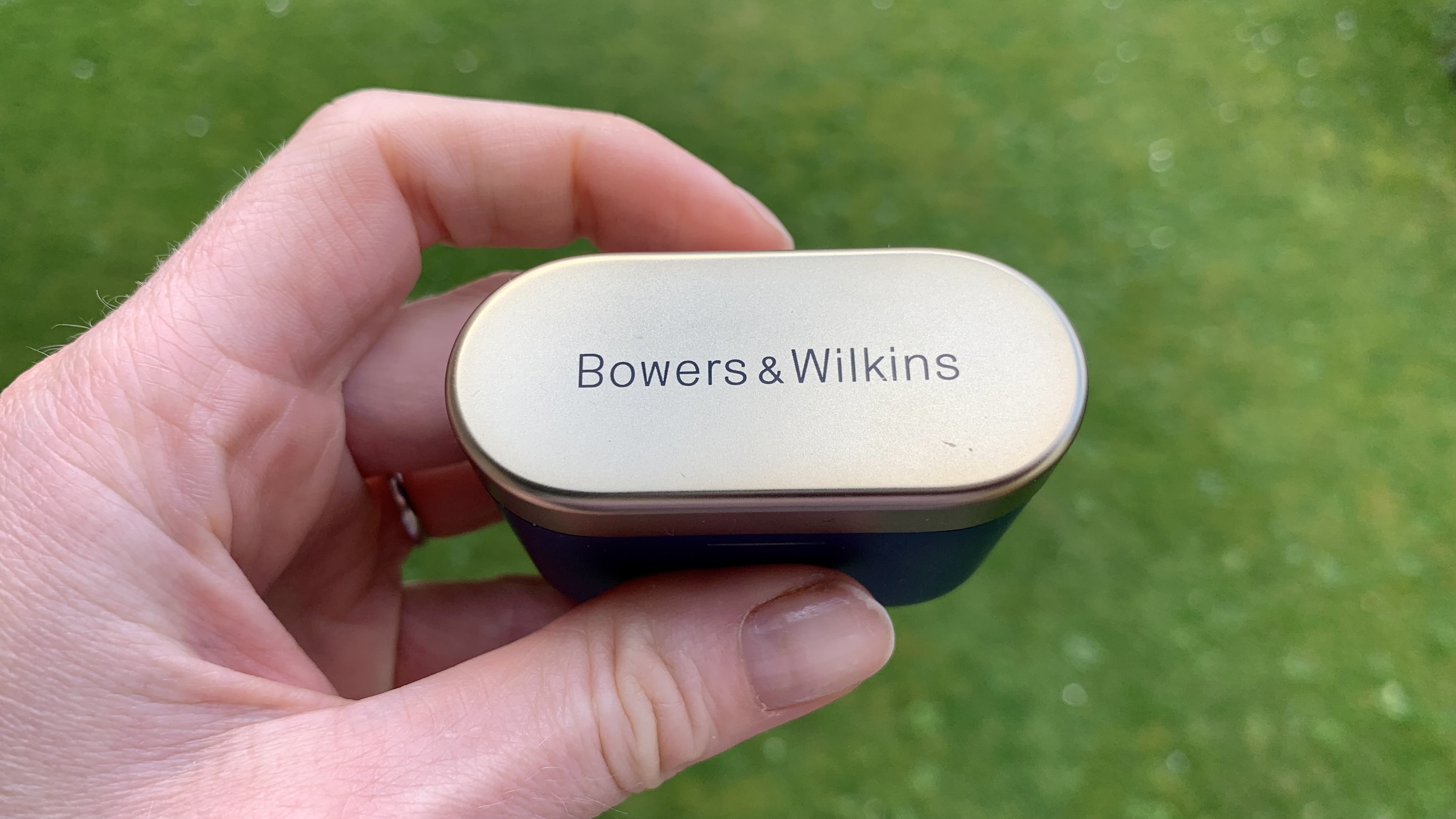 Bowers & Wilkins Pi7 S2 case on green background