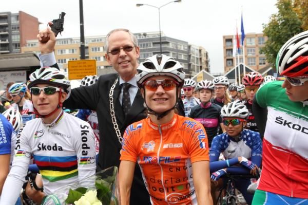The Mayor of Papendrecht poses before the start with Giorgia Bronzini (Italy) and Marianne Vos (Nederland Bloeit)