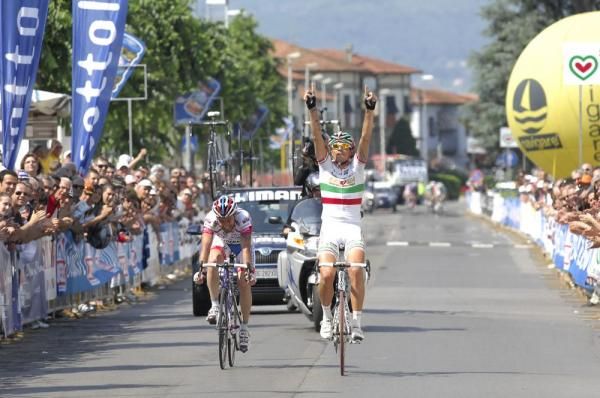 Pozzato beats Ginanni in the sprint