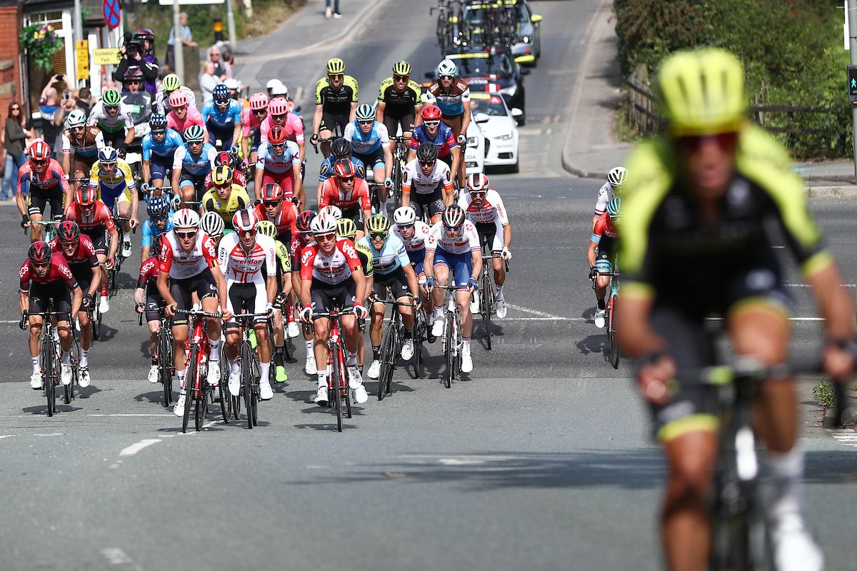 The peloton chasing down the attacks
