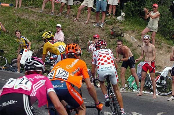 Oscar Pereiro (Caisse d'Epargne) rounds a bend
