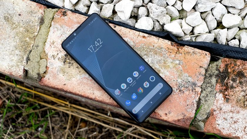 Sony Xperia 10 III tiiliseinän päällä