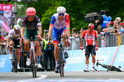 Caleb Ewan crashes on Giro d'Italia 2022 stage one