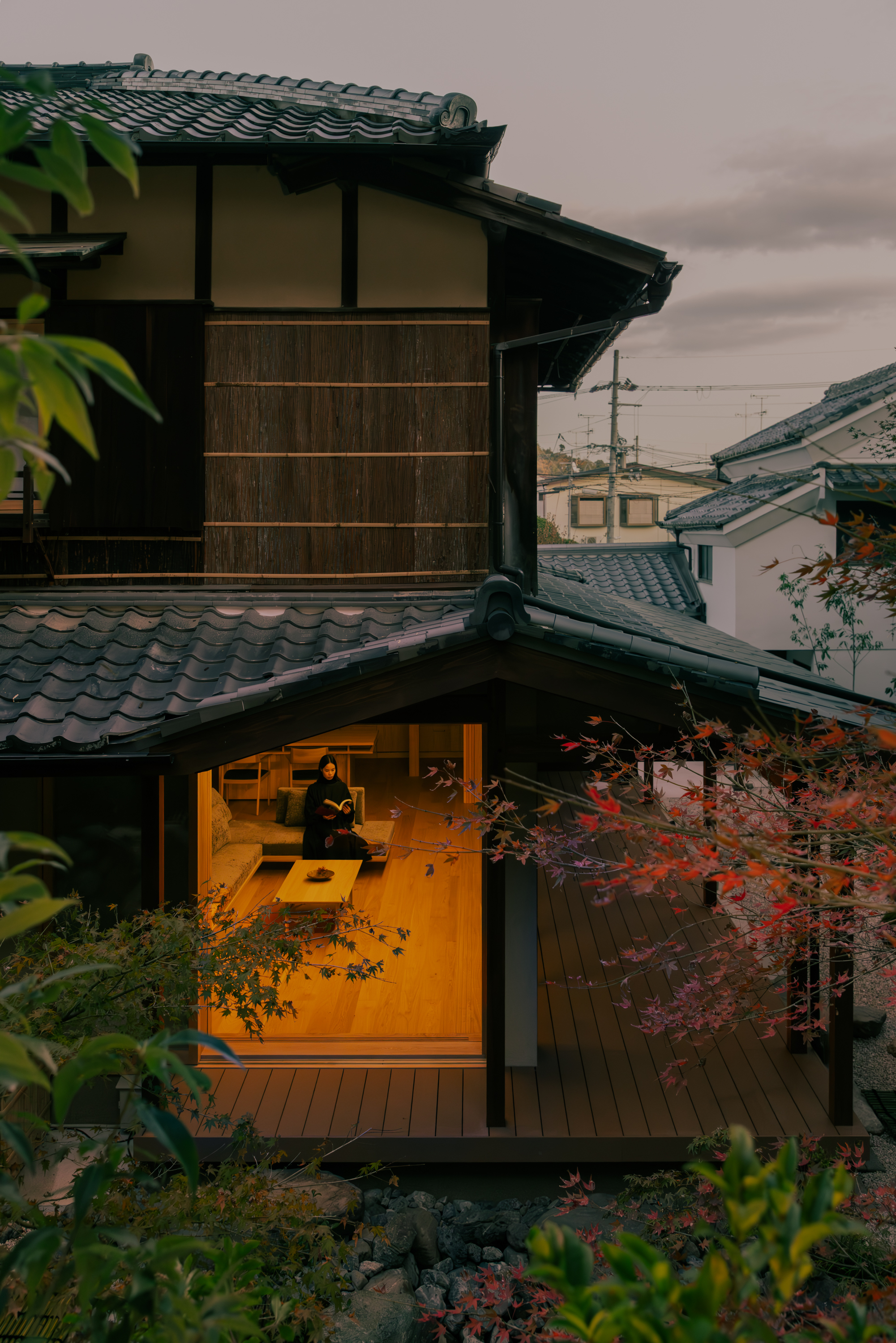 interior of House in Narutaki by kooo architects, a traditional Japanese house remastered for the 21st century with minimalism and earthy tones and natural materials that fit the historic Japanese style