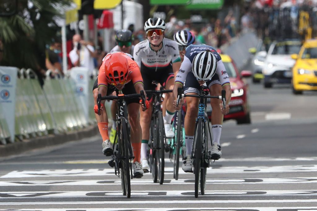 Lizzie Diegnan outsprints Marianne Vos to win La Course