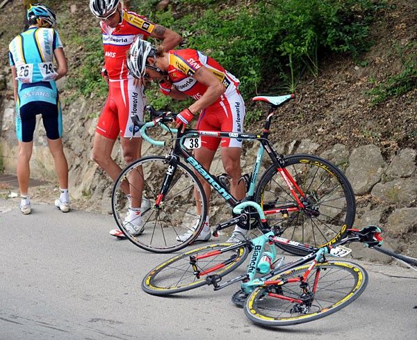 Patrick Calcagni fixes the bike of his team-mate Mauricio Soler (Barloworld).