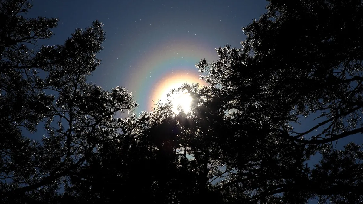 Shining rainbow rings around the sun 8RN54Yoq9NtBT4VxkP9rVV-1200-80.jpg