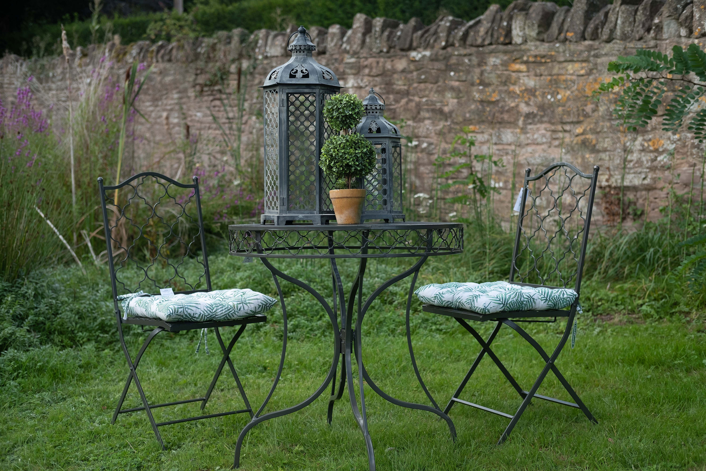 tips for choosing outdoor furniture: black bistro set from ascalon
