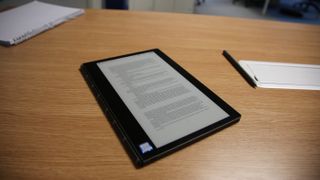 Lenovo Yoga Book C930:n E Ink -näyttö sopii hyvin dokumenttien lukemiseen