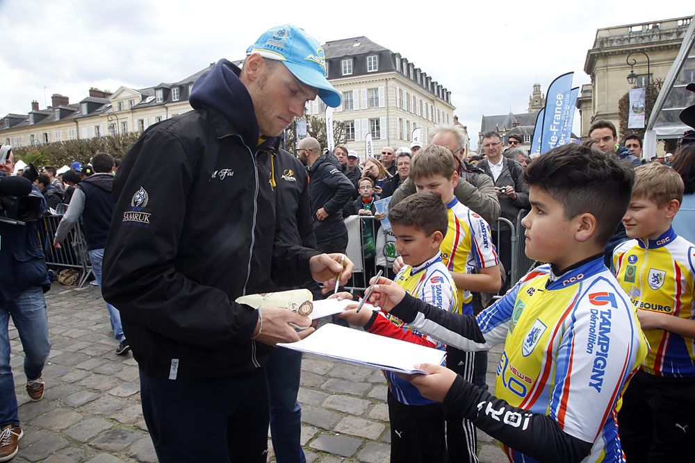 Lars Boom (Astana) signs autographs for kids at Paris-Roubaix