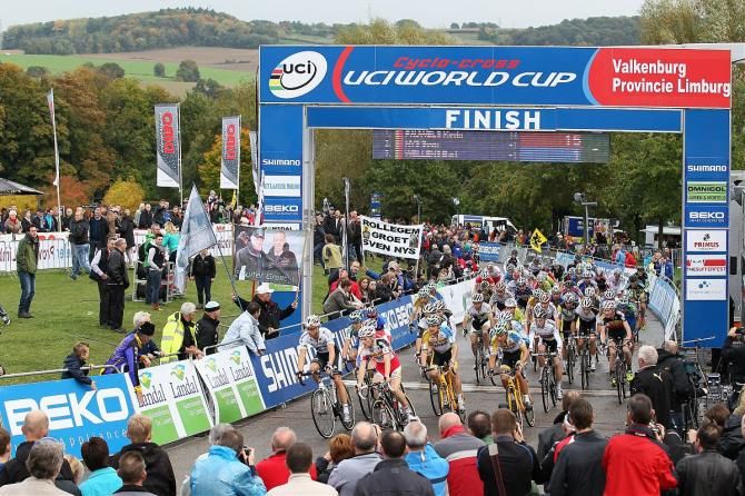 The elite men's field roars down the home straight at the start of their World Cup round in Valkenburg
