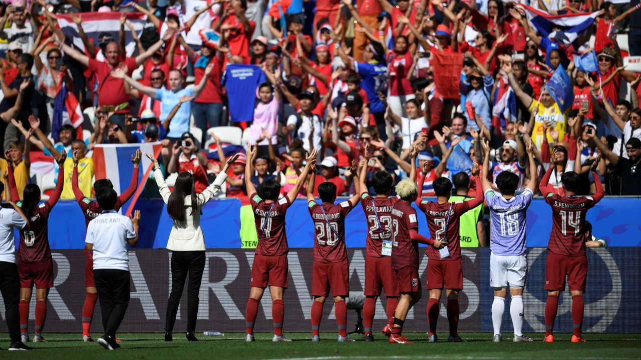 Thailand players acknowledge their supporters after the 5-1 defeat against Sweden 