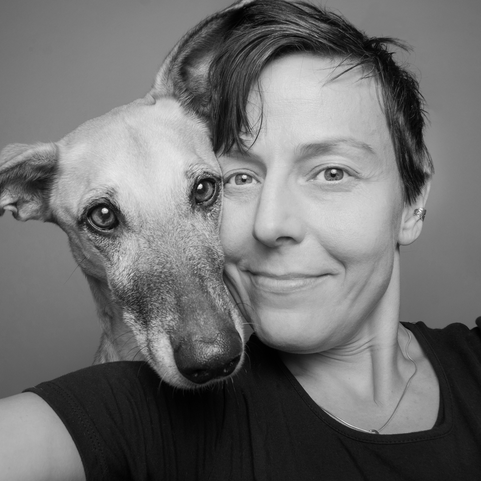 Black and white portrait of Elke Vogelsang and her dog