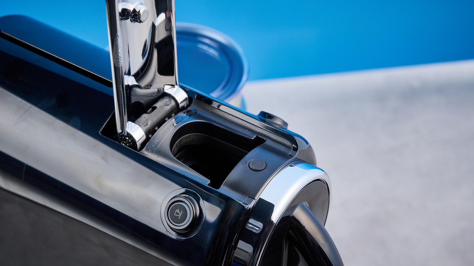 the nespreso citiz &amp;amp; milk on the blue tom's guide background