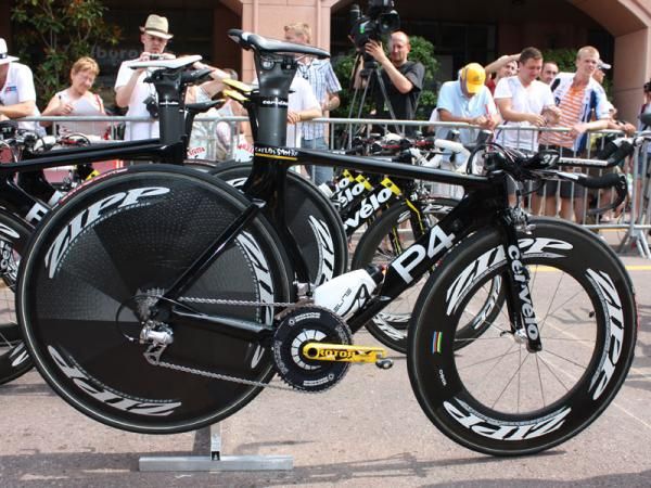 Carlos Sastre's P4 is essentially team-issue but for a few special touches.