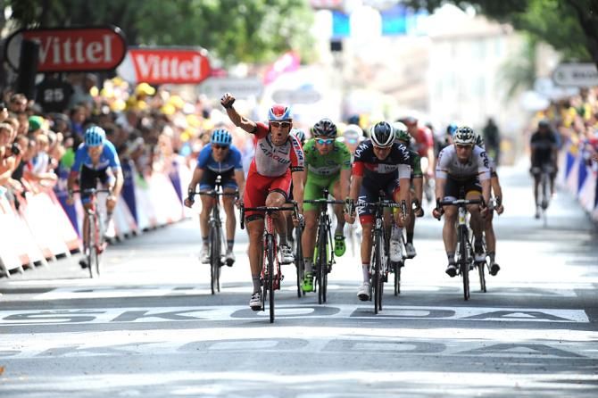 Alexander Kristoff (Katusha) beats Heinrich Haussler (IAM Cycling) to win stage 15