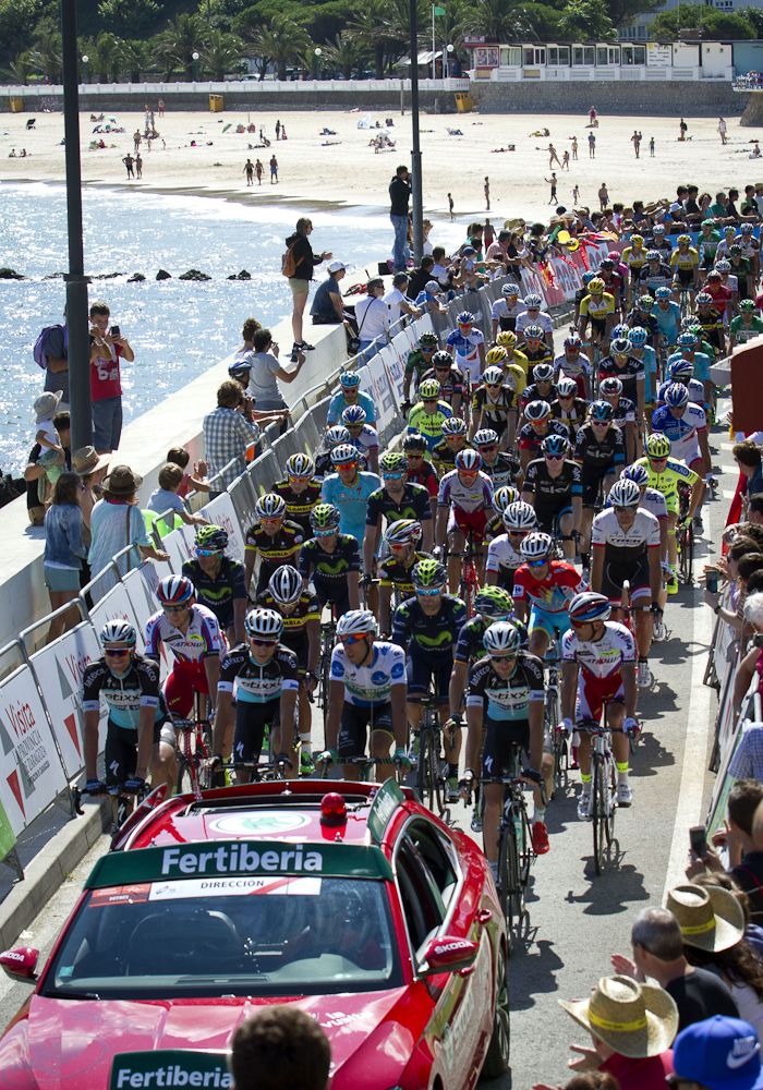 The peloton rolls out for the start of stage 15.