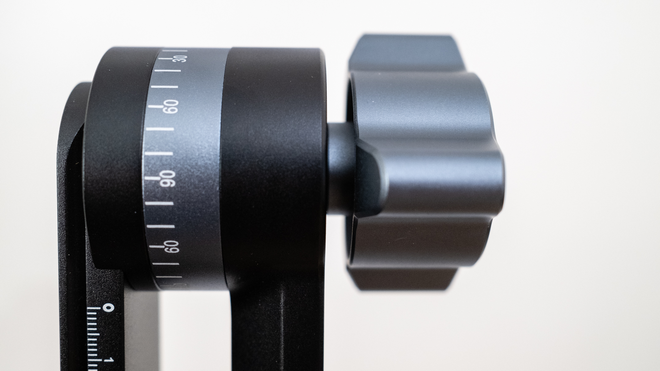 K&F Concept Professional Gimbal Head has large aluminium knobs