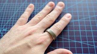 Amazfit Helio ring on a user's finger.
