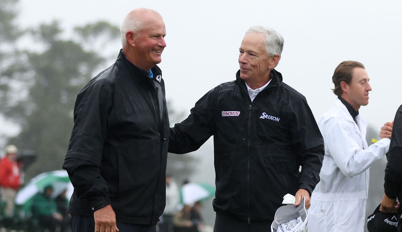 Lyle and Mize shake hands on the 18th green