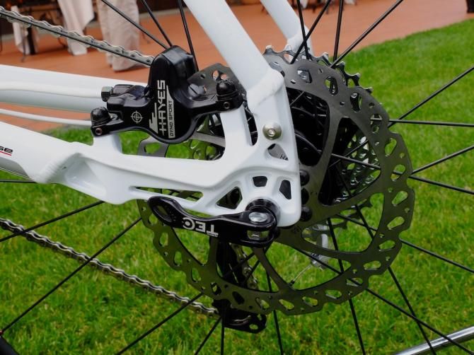 The disc caliper is mounted as tight as possible in to the CNC machined dropout