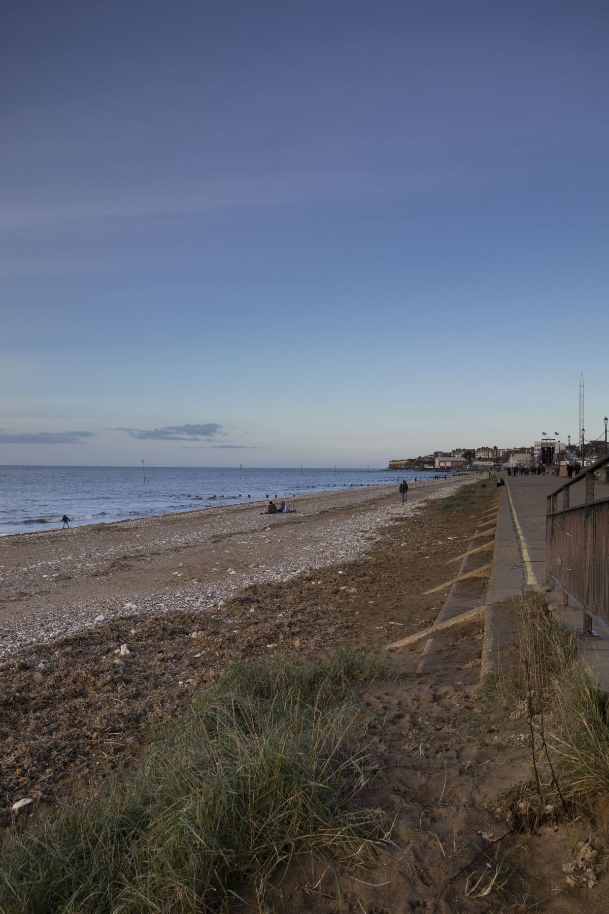 LEE85 GND test shot taken at a beach promenade