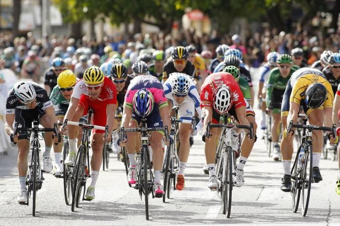 Sacha Modolo (Lampre Merida) dives for the line