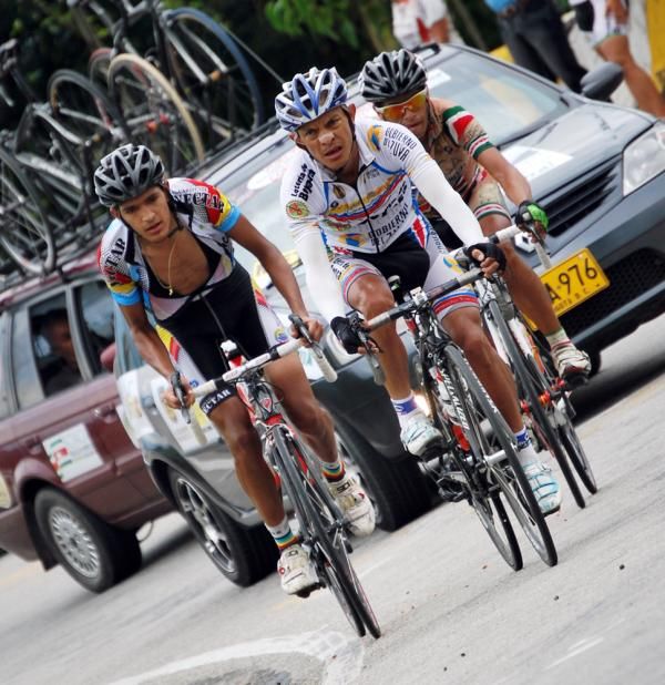 Manuel Medina (Loteria de Boyaca) leads the remains of the break.
