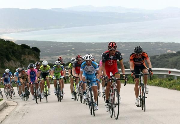 RadioShack lead the front group