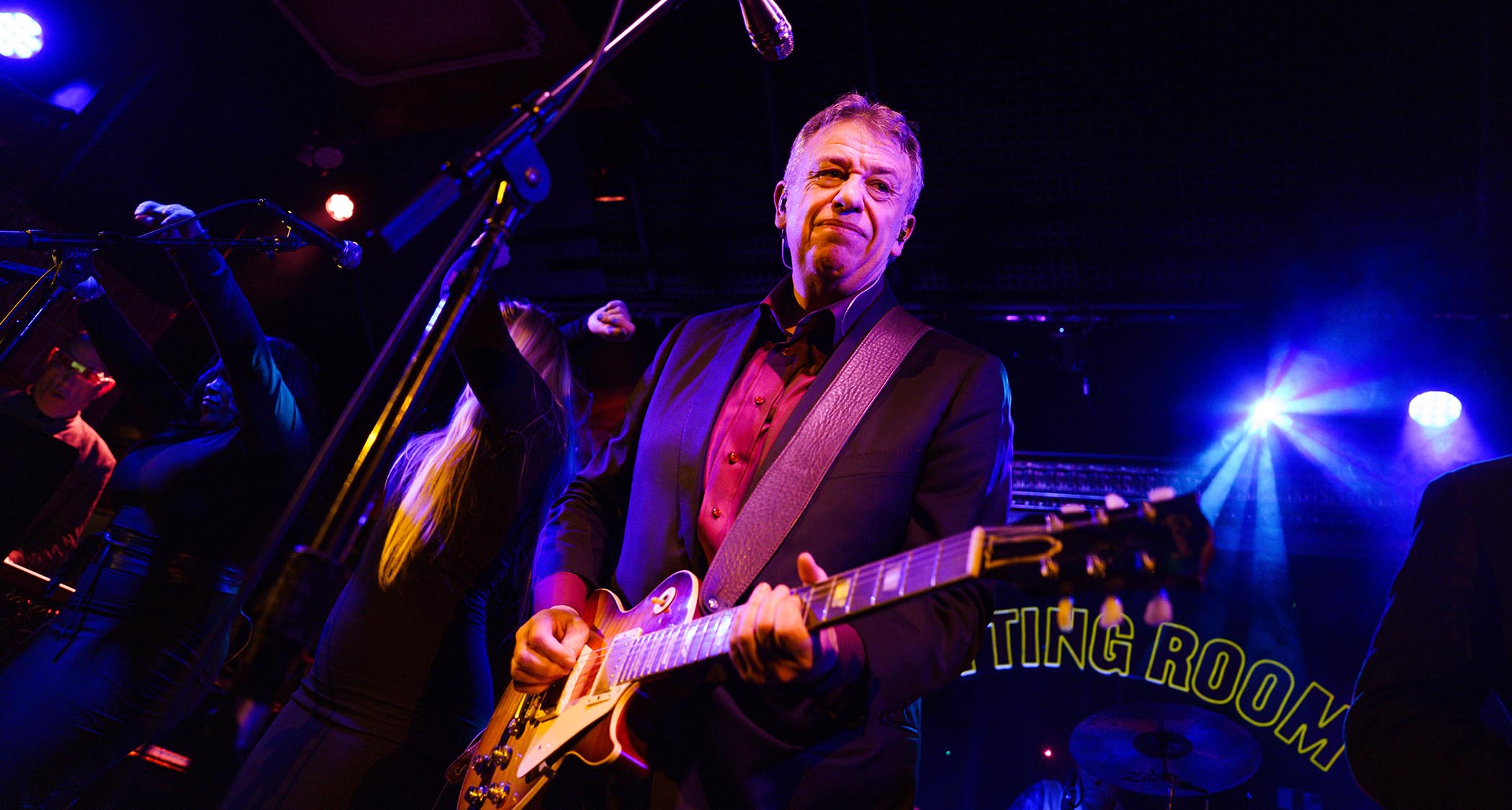 Rob Fleming plays a Gibson Les Paul live