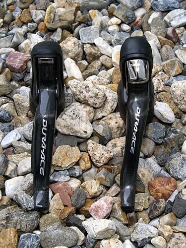 Di2's carbon lever blades are wider and flatter than 7900, plus they're not canted out as far.