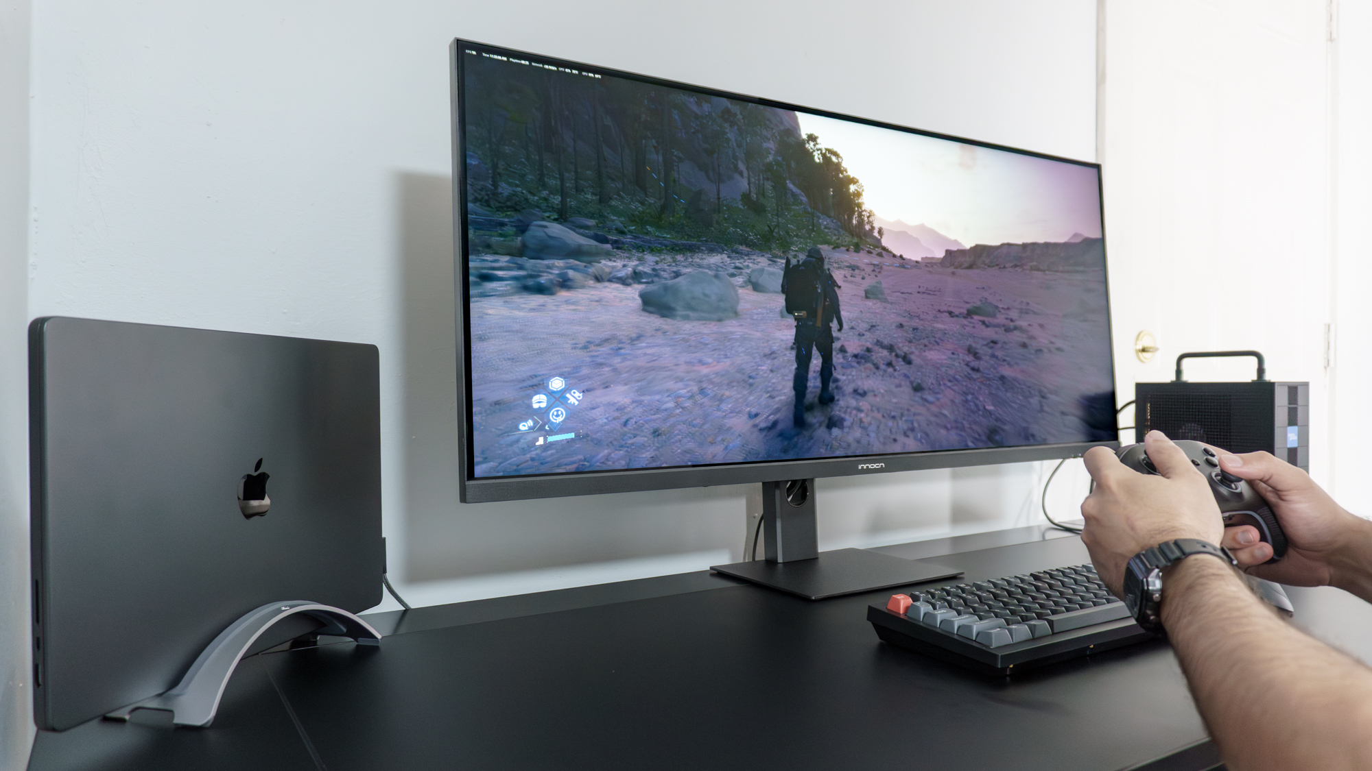 شخصی که بازی Death Stranding 2 را روی مانیتور فوق عریض Innocn 401CU بازی می کند