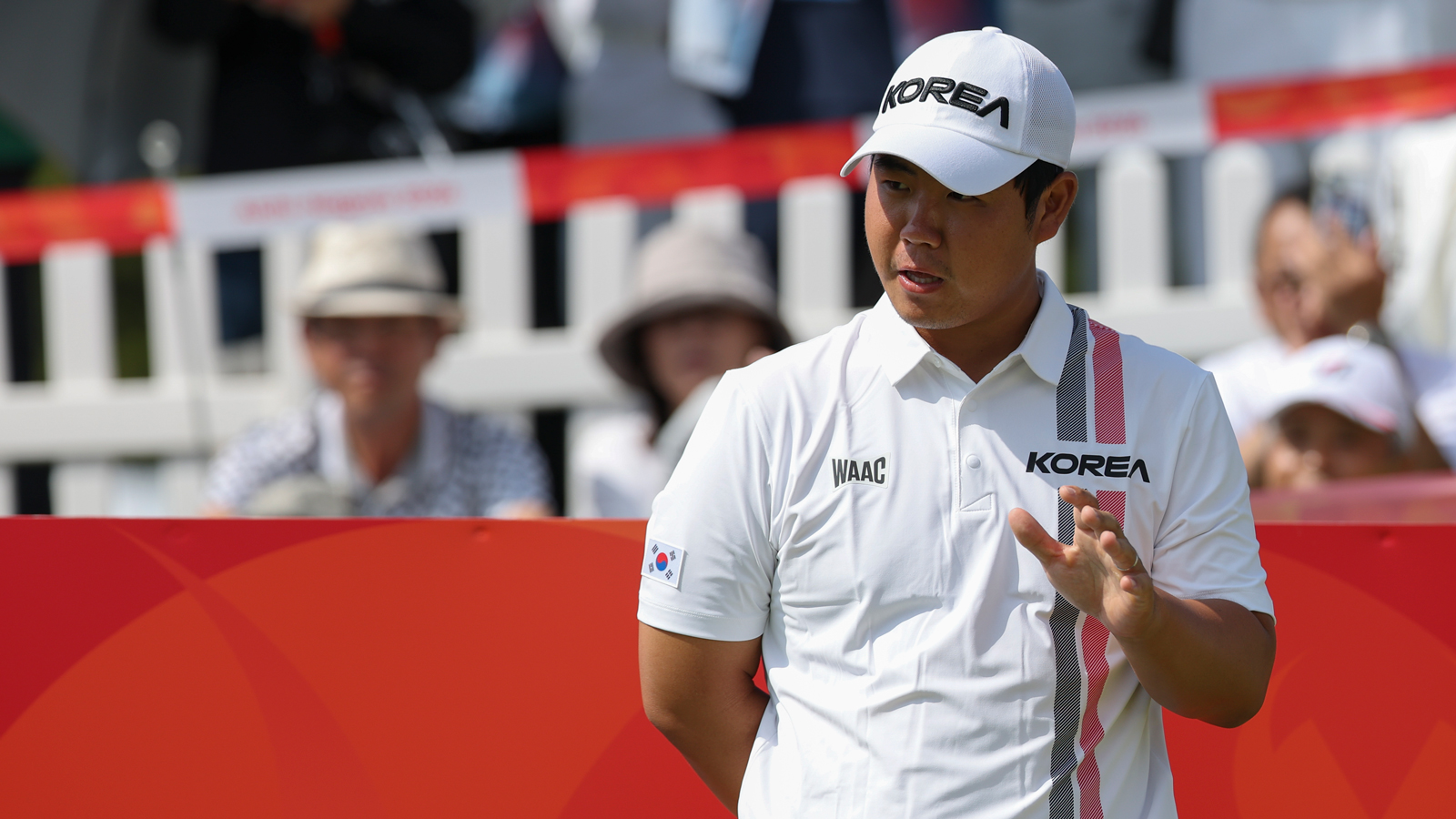 Tom Kim waves to the crowd