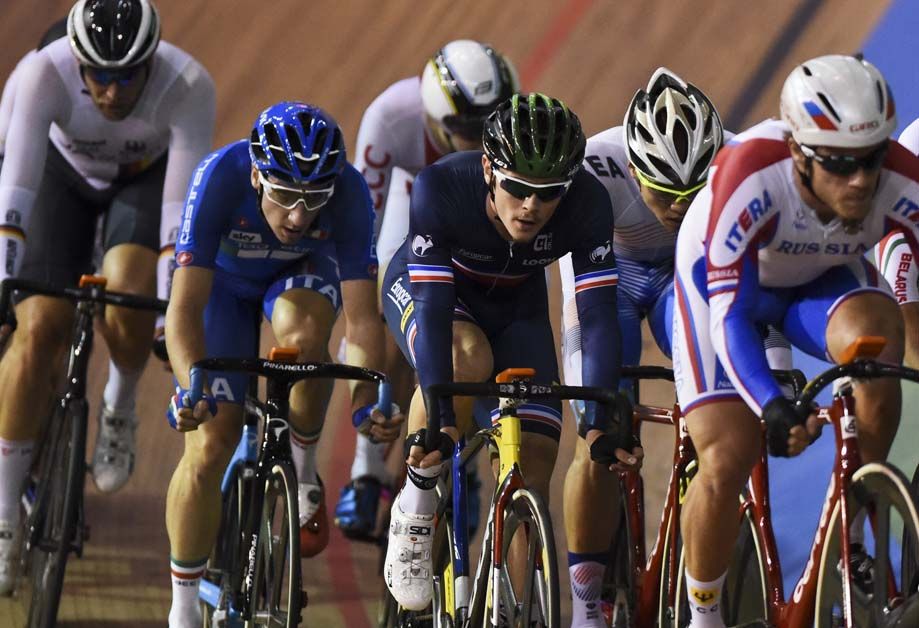 The men's peloton during the elimination race