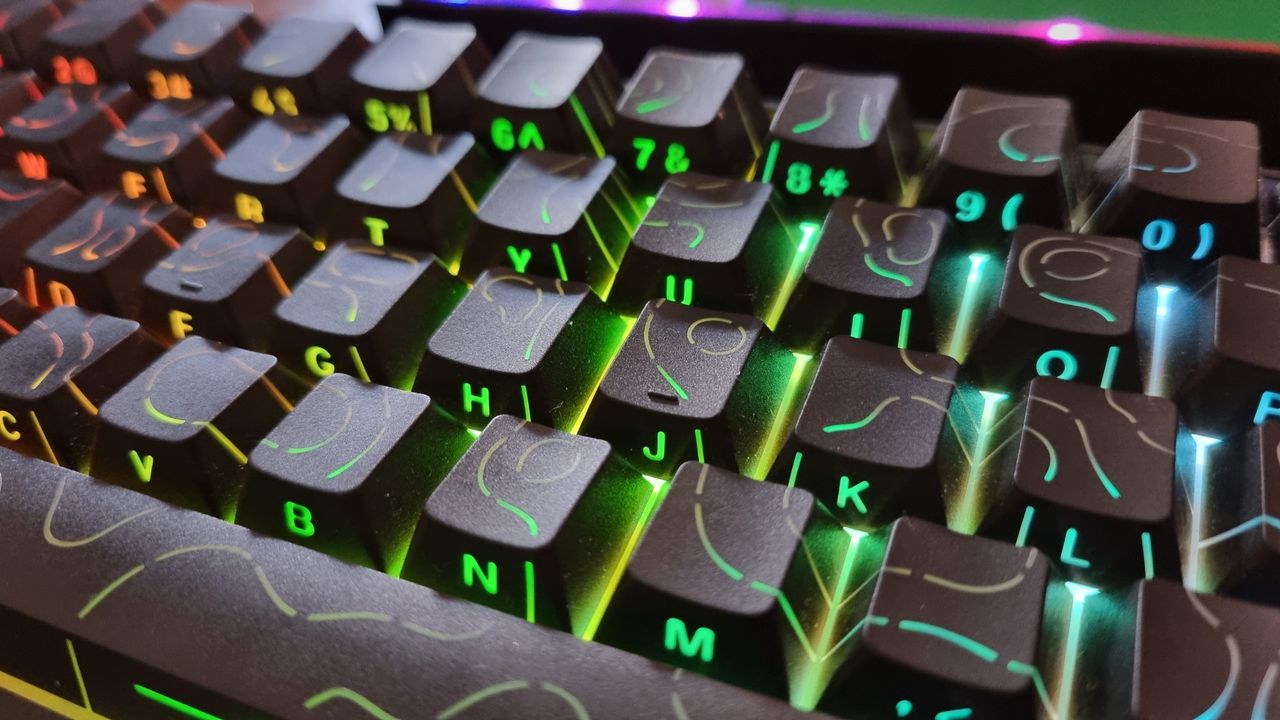 Close ups of the Gamakay x NaughShark budget gaming keyboard