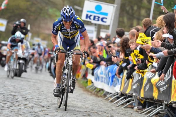 Bjorn Leukemans (Vacansoleil) chases on the Bosberg