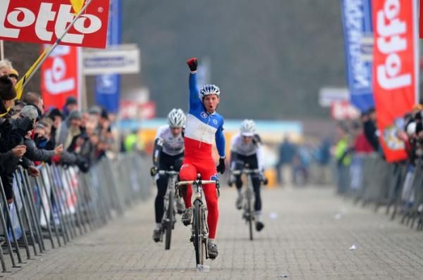 French champion Francis Mourey (Fran&ccedil;aise des Jeux) outsprints BKCP - Powerplus teammates Radomir Simunek and Dieter Vanthourenhout for the victory.