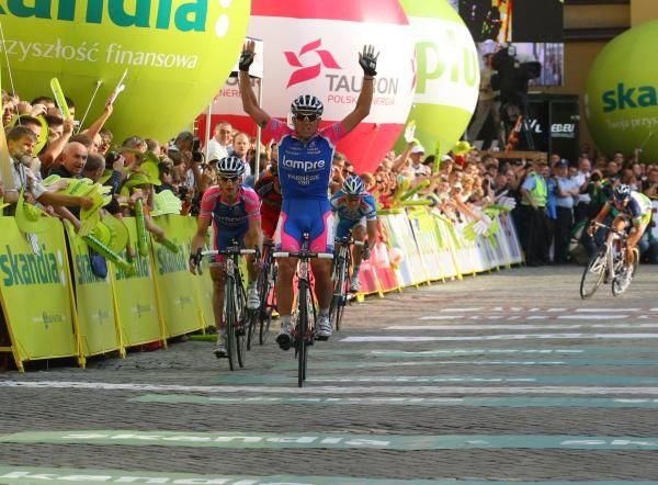 Mirco Lorenzetto (Lampre-Farnese Vini) sprints to victory from the lead group.