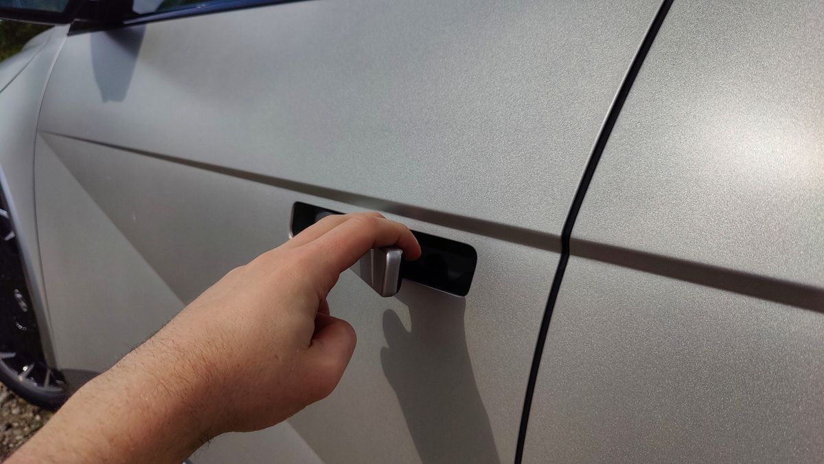 Hand pulling door handle on Ioniq 5