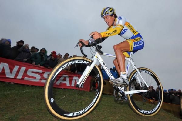 Tom Meeusen (Telenet-Fidea) roars into fourth place.