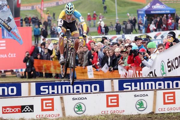 Tom Meeusen (Telenet-Fidea) bunny hops the barriers with room to spare.