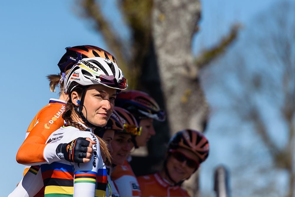 World Champion, Lizzie Armitstead signs in with her Boels Dolmans teammates - Fl&egrave;che Wallonne Femmes