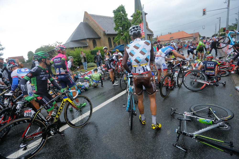 8 July 2015 102nd Tour de France Stage 05 : Arras - Amiens Metropole Crash Photo : Yuzuru SUNADA