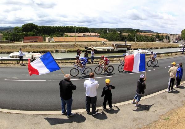 French fans cheer the breakaway along on stage 15