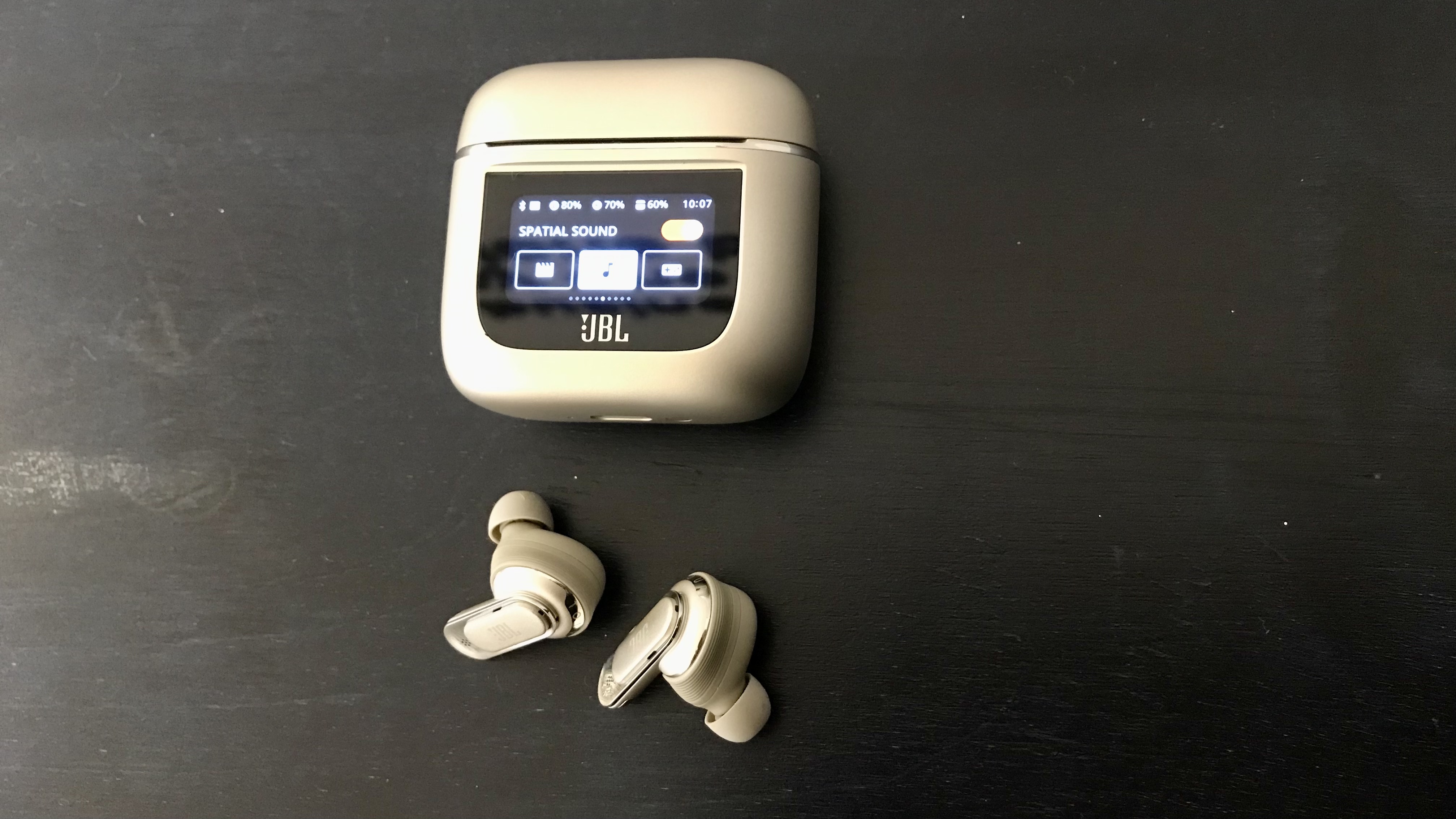 JBL's smart case for wireless earbuds is fun – but I don't think