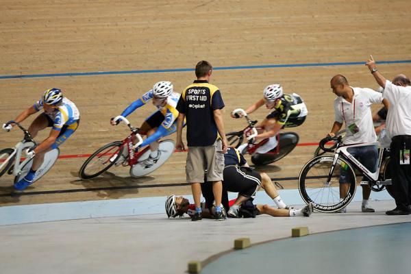 A crash in the U19 men's scratch race
