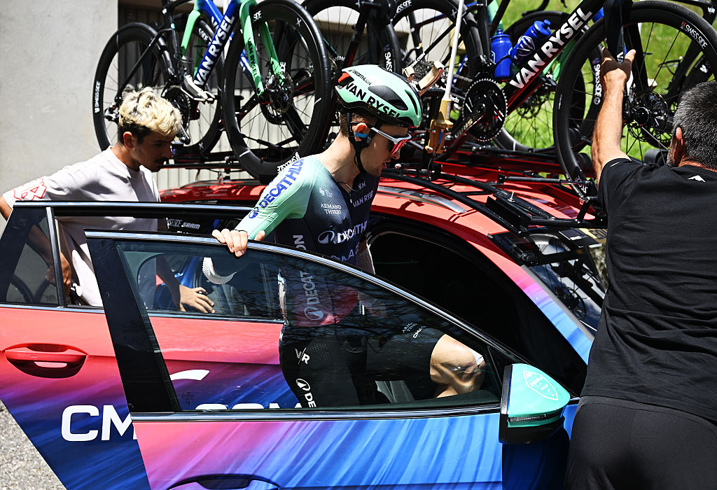 BRISON, FRANCE - 14 JUIN : le Français Paul Seixas et l'équipe Decathlon CMA CGM quittent la course lors du 78e Tour Auvergne-Rhône-Alpes 2026, Étape 8, une étape de 120,1 km de Beaufort au Plateau de Solaison - Brison 1497m / #UCIWT, Brison / 202614 / juin. (Photo de Dario Belingheri/Getty Images)