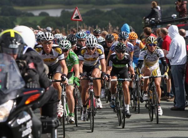 The peloton ascends Gunn Hill.