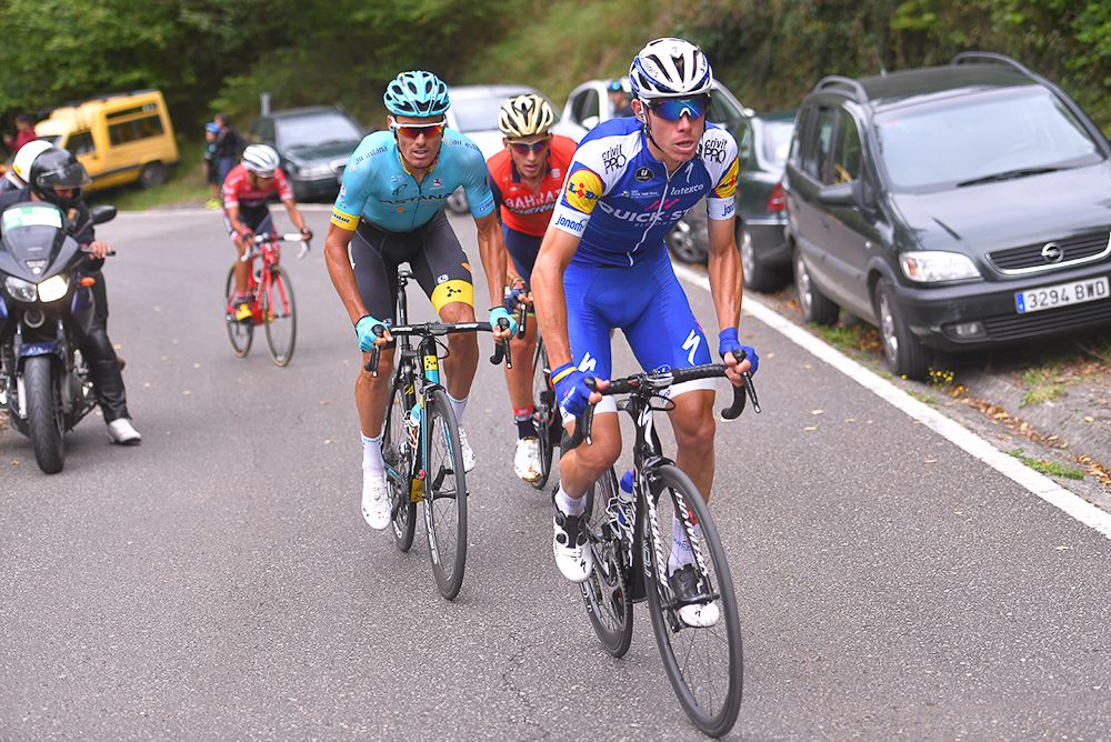 The early breakaway climbs during stage18